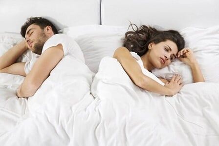 Un homme avec une puissance faible et une femme frustrée au lit