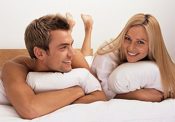 Femme avec un homme qui a augmenté sa puissance
